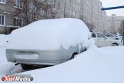 Свердловскую область заваливает снегом. В выходные на дорогах региона работали 700 спецмашин
