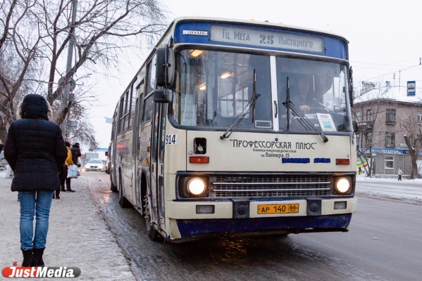 В Екатеринбурге ГИБДД из-за снежных валов и накатов закрыла движение автобусов по Блюхера - Фото 1