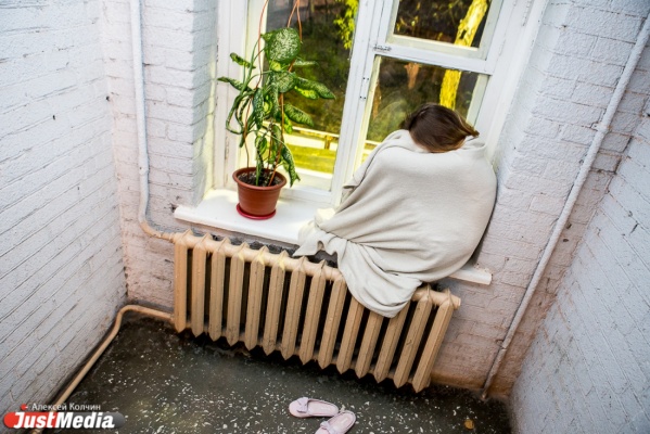 В Екатеринбурге после ссоры с родителями 15-летняя девочка открыла окно и села на подоконник - Фото 1