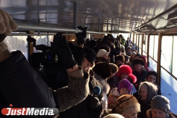 «Лишь бы обделить пенсионеров!». Пожилые люди прокатились в трамвае в знак протеста против повышения цены на льготный проездной. ФОТО - Фото 1