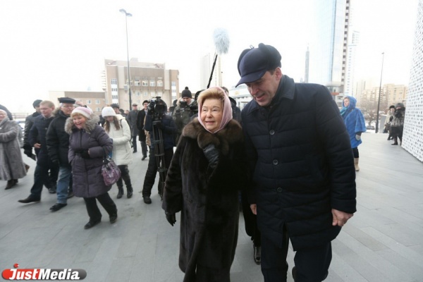 Наина Ельцина возложила цветы к памятнику супруга в честь его 86-летия. ФОТО - Фото 1