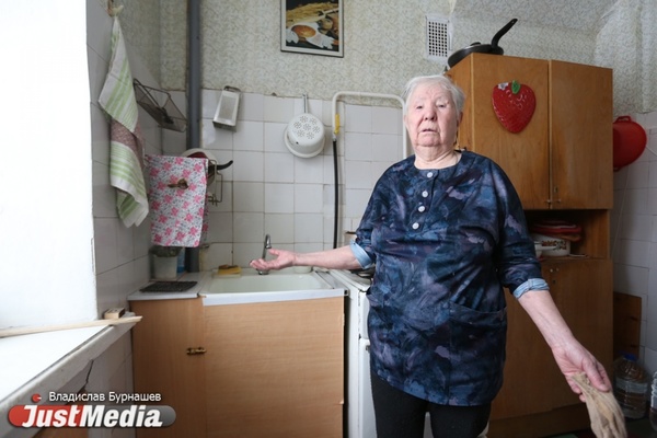 «Водопровод бесхозный, его никто не хочет ремонтировать». Жильцы одного из домов в Екатеринбурге уже неделю сидят без холодной воды - Фото 1