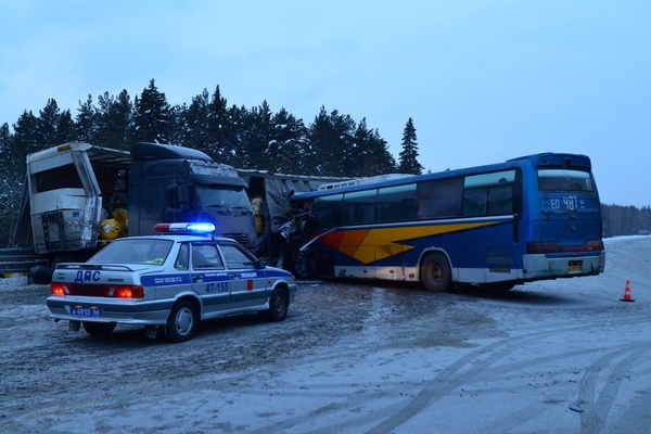 На Пермском тракте в массовой аварии с участием автобуса, двух фур и легковушки пострадали 8 человек. ФОТО - Фото 1