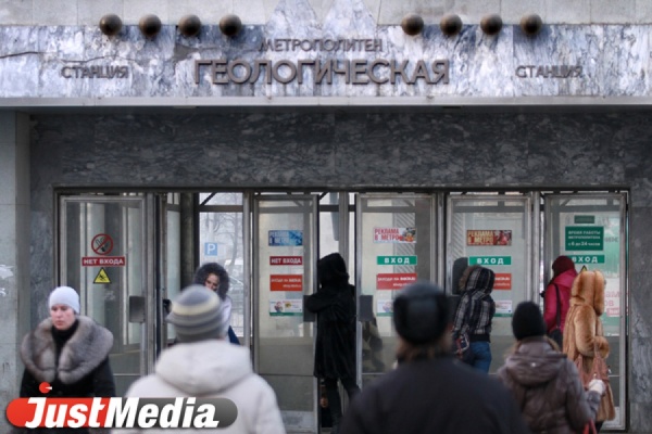 В Екатеринбургском метро школьник, разговаривая по телефону, упал на рельсы - Фото 1