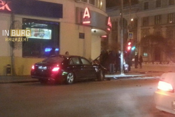В центре Екатеринбурга автомобиль врезался в офис «Альфа-банка». ФОТО, ВИДЕО - Фото 1