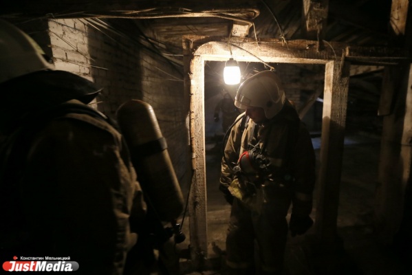 В Екатеринбурге в горевшем сарае пожарные обнаружили повешенного инвалида - Фото 1