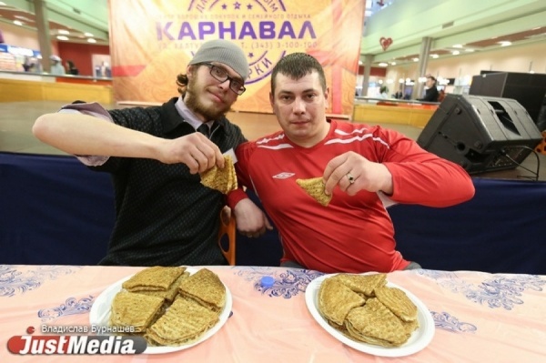 В Екатеринбурге прошел мастер-класс по поеданию блинов на скорость  - Фото 1