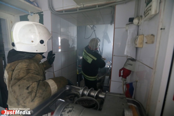 В Кольцово из-за пожара в подвале жилого дома спасатели эвакуировали 30 человек - Фото 1