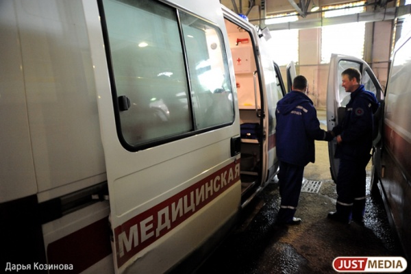 В Екатеринбурге отец больного ребенка вышиб ногой дверь скорой, не согласившись с маршрутом поездки до больницы - Фото 1