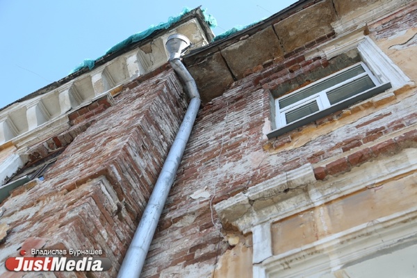 Очередь на обрушение: JustMedia выясняет, рядом с какими зданиями в Екатеринбурге опасно ходить. ФОТОРЕПОРТАЖ - Фото 1