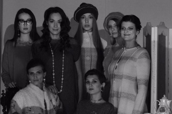 Дизайнер Маша Варламова представила свою новую коллекцию «8 женщин» мини-спектаклем  - Фото 1