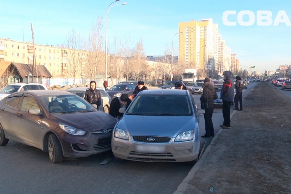 В Екатеринбурге тройном ДТП на Токарей пострадал ребенок. Образовалась огромная пробка. ФОТО  - Фото 1