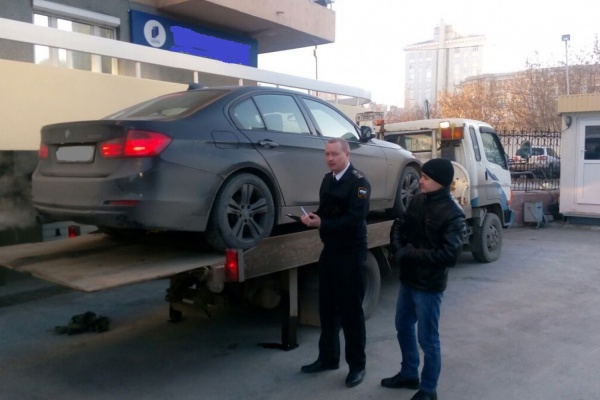 Судебные приставы забрали у екатеринбурженки, задолжавшей по кредитам 2 миллиона рублей, BMW - Фото 1