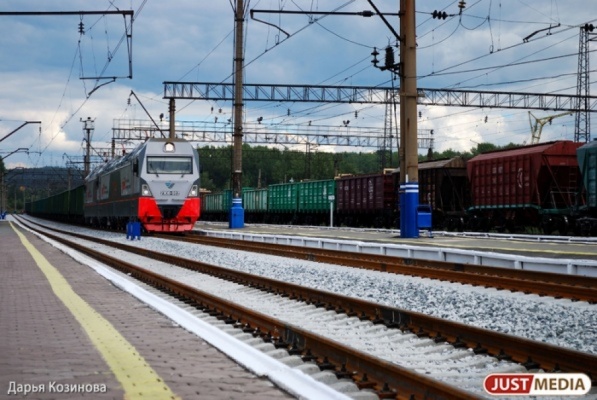 Свердловские дети стали чаще играть на железнодорожных путях и подкладывать на рельсы различные предметы - Фото 1