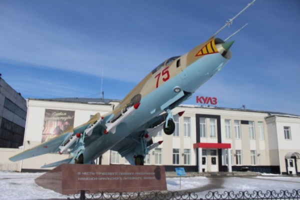 В Каменске-Уральском установили монумент - боевой самолет СУ-17 - Фото 1