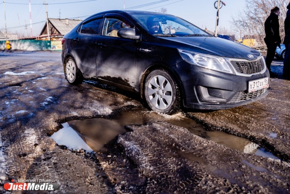 «Люди привыкли жить в грязи». Растаявший снег затопил улицы Ирбита  - Фото 1