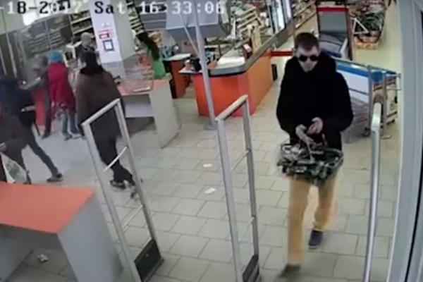 Ограбление по-уральски. В Екатеринбурге два креативных вора украли корзину кофе из магазина. ВИДЕО - Фото 1