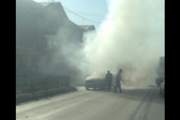 Сначала массовое ДТП, теперь пожар! На улице Титова машины стоят в пробке из-за загоревшейся легковушки. ВИДЕО - Фото 1