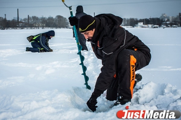 На Белоярском водохранилище откололась льдина, где были около 150 рыбаков - Фото 1