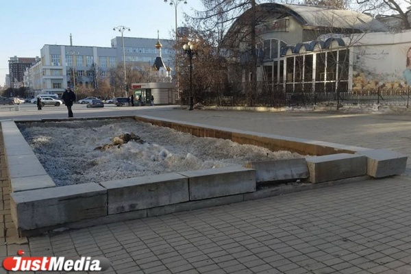 В сквере Попова развалился фонтан. В администрации утверждают, что «это нормально». ФОТО - Фото 1