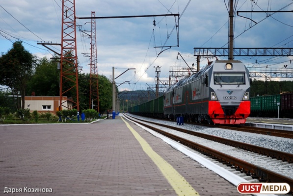 В Екатеринбурге 16-летний подросток проехал одну станцию на сцепке между вагонами электрички - Фото 1