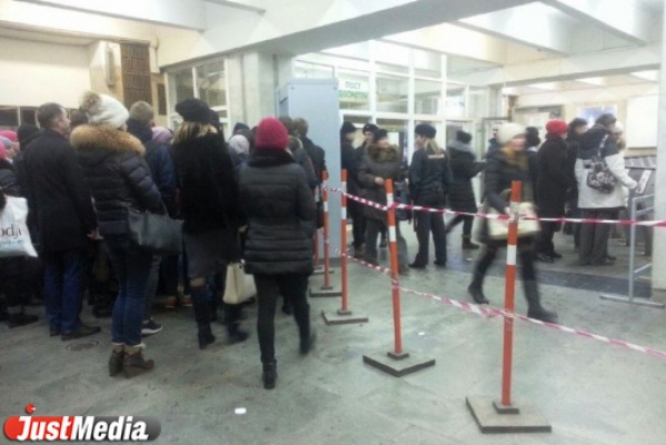 В метро Екатеринбурга жуткие толпы! Полицейские перешли на усиленный режим безопасности после взрыва в Питере. ФОТО - Фото 1