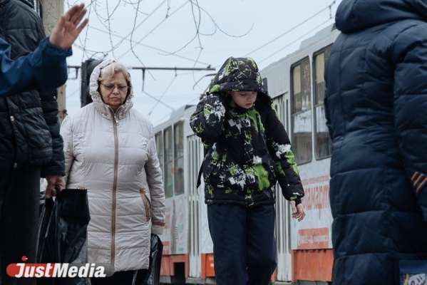 На Екатеринбург обрушился сильный ветер: задирал юбки и поднимал пыль - Фото 1
