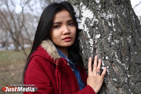 Алийя Бунга, студентка из Индонезии: «Когда приехала в Россию, то чуть не умерла из-за холода». В понедельник в Екатеринбурге +15 и сильный ветер - Фото 1