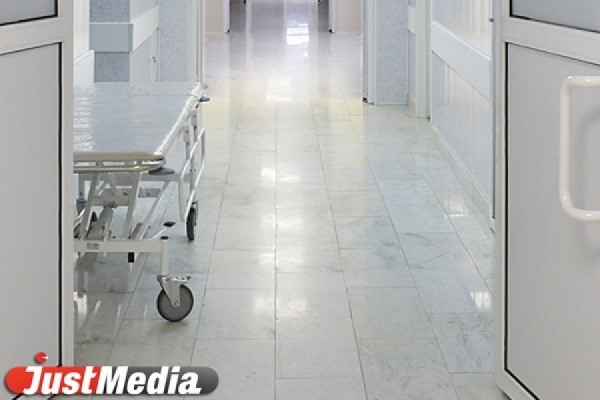 Пациенты в коридорах и работающие на износ медсестры. Медики сравнивают ситуацию в больнице Ирбита со Второй мировой войной. ФОТО - Фото 1