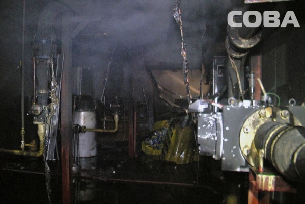 В Екатеринбурге семь пожарных машин тушили котельную на заправке «Лукойл». ФОТО - Фото 1