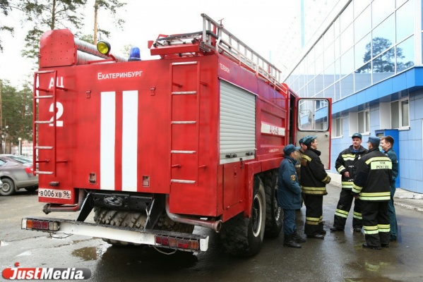 В Екатеринбурге снова сгорела машина - Фото 1