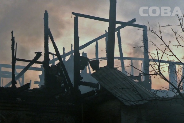 На Вторчермете сгорели три частных дома. Местные жители уверены, что их сожгли под застройку. ФОТО - Фото 1
