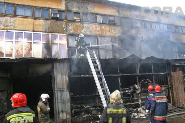 Рядом со складом на Монтажников загорелся офисник. Из здания эвакуировали 30 человек - Фото 1