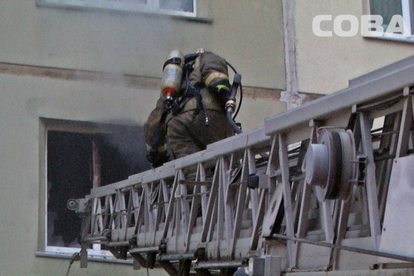 На Чкалова неадекватный жилец, пытаясь покончить с собой, поджег квартиру. ФОТО, ВИДЕО - Фото 1