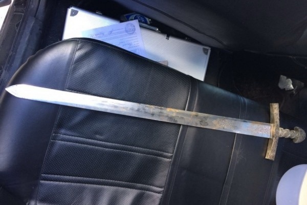 Неожиданные итоги спецоперации «Арсенал»: полицейские задержали екатеринбуржца с настоящим… мечом - Фото 1