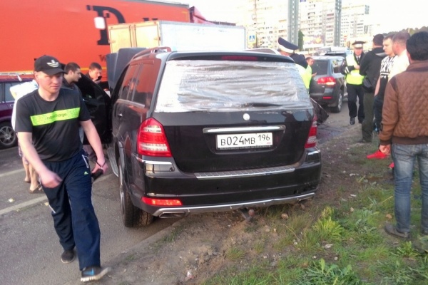 В Екатеринбурге пьяный водитель Mercedes утроил ДТП с четырьмя автомобилями. ФОТО - Фото 1