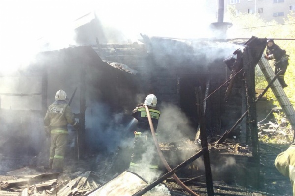 На Уралмаше на пепелище частного дома пожарные обнаружили четыре трупа. ФОТО - Фото 1