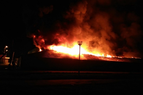 В Камышлове сгорел мини-рынок. ФОТО - Фото 1