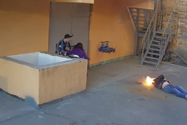Не для слабонервных! Падение горящего мужчины из окна в центре Екатеринбурге попало на камеры. ВИДЕО - Фото 1