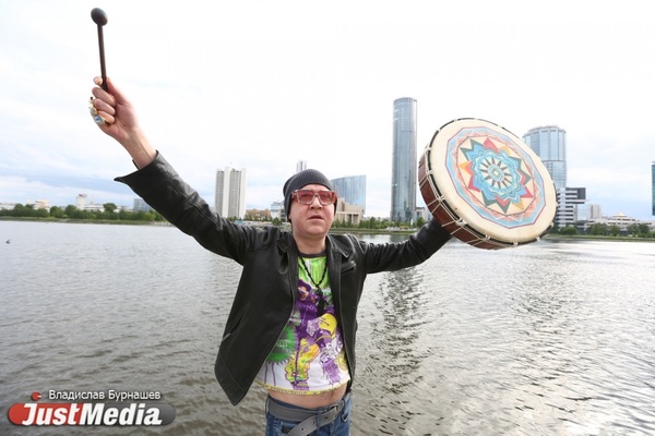 Магистр вуду Симаков и журналисты JustMediа били в бубен и призвали лето в Екатеринбург. ВИДЕО - Фото 1