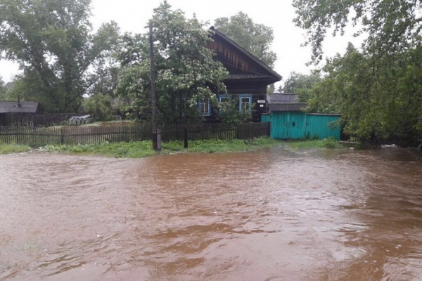 В Махнево проливные дожди смыли несколько десятков домов и дорогу. ФОТО - Фото 1