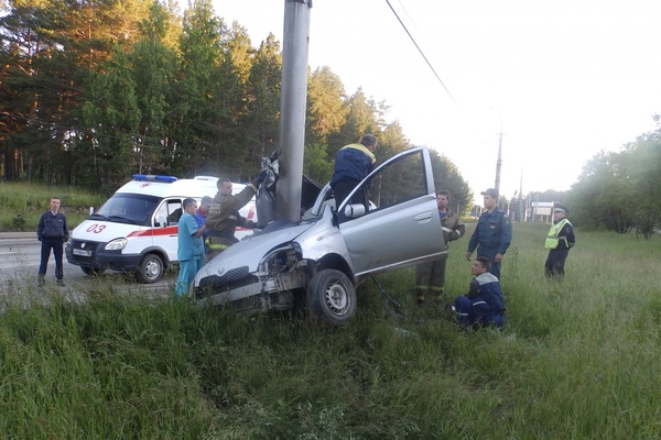 В Каменске-Уральском 25-летний лихач на Toyota убил своего пассажира, намотав машину на столб - Фото 1