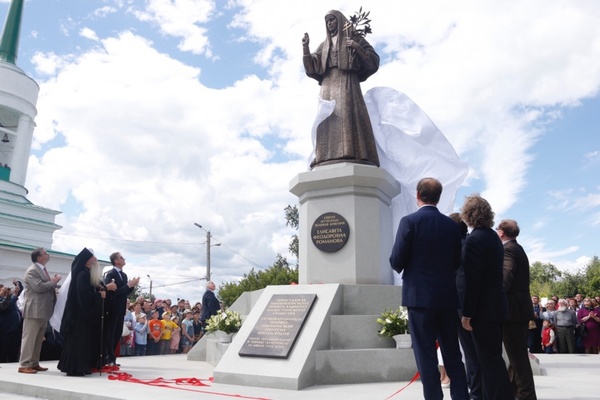 Куйвашев и Степашин открыли памятник княгине Романовой в Алапаевске - Фото 1