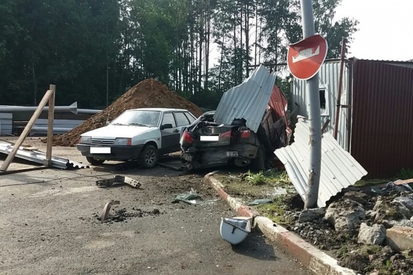 В Березовском водитель Lexus насмерть сбил пешехода, а затем врезался в строительный вагончик. ФОТО - Фото 1