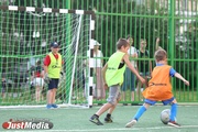 Антон Шипулин и благотворительный фонд «Общество Малышева 73» открыли футбольный корт в Юго-Западном районе