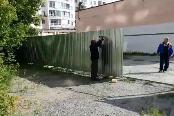 В центре Екатеринбурга демонтировали забор, который мешал постройке детской площадки - Фото 1