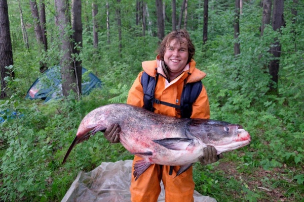 В Исетском водохранилище выловили толстолобика-гиганта. Вес рыбы – более 40 килограммов  - Фото 1