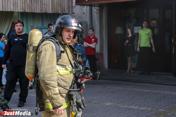 В Березовском сгорели две «десятки» вместе с гаражами - Фото 1