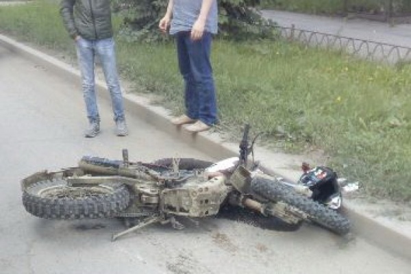 В Екатеринбурге 15-летний байкер без прав устроил ДТП, в котором серьезные травмы получил его 12-летний пассажир - Фото 1