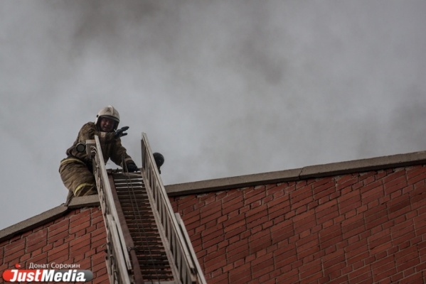 В Екатеринбурге при пожаре из двенадцатиэтажки эвакуировали 16 человек. Есть пострадавший - Фото 1